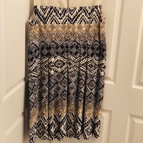 Patterned Dress - Picture 7 of 7